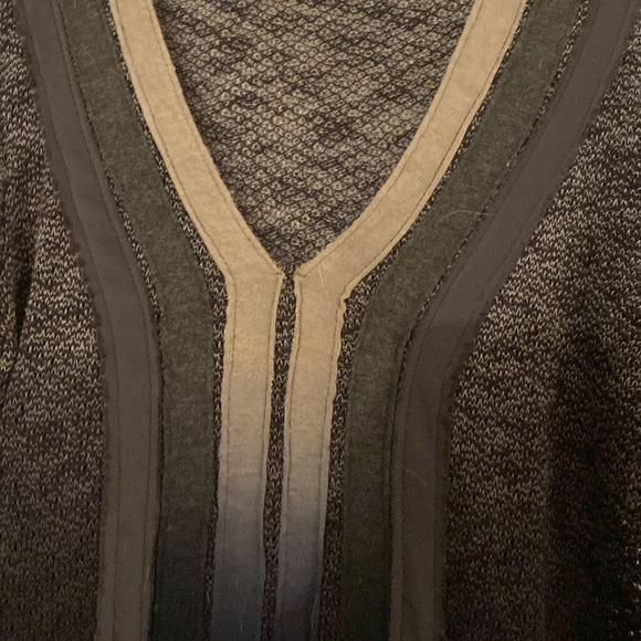 Gimmicks by BKE tan and gray-blue v neck top size medium - Picture 3 of 7